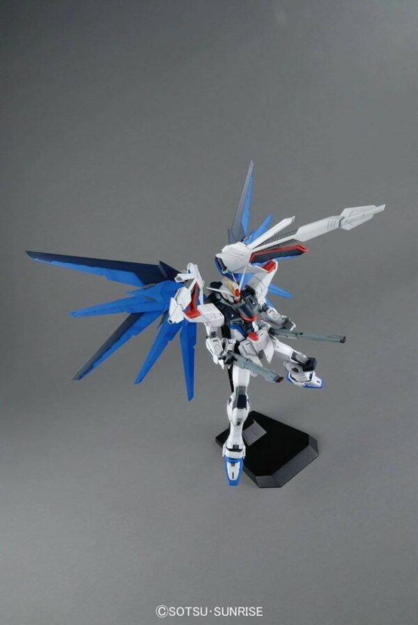 5061611-MG 1/100 Freedom Gundam Ver.2.0